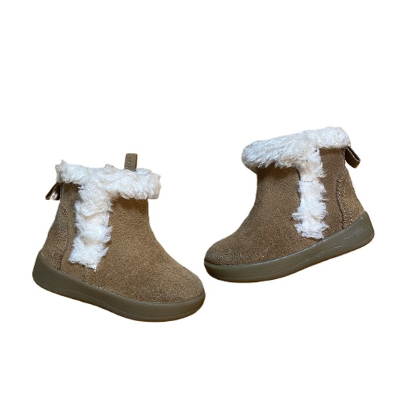 4 for $25 - Baby UGG Chestnut Ankle Boots - Picture 4 of 8